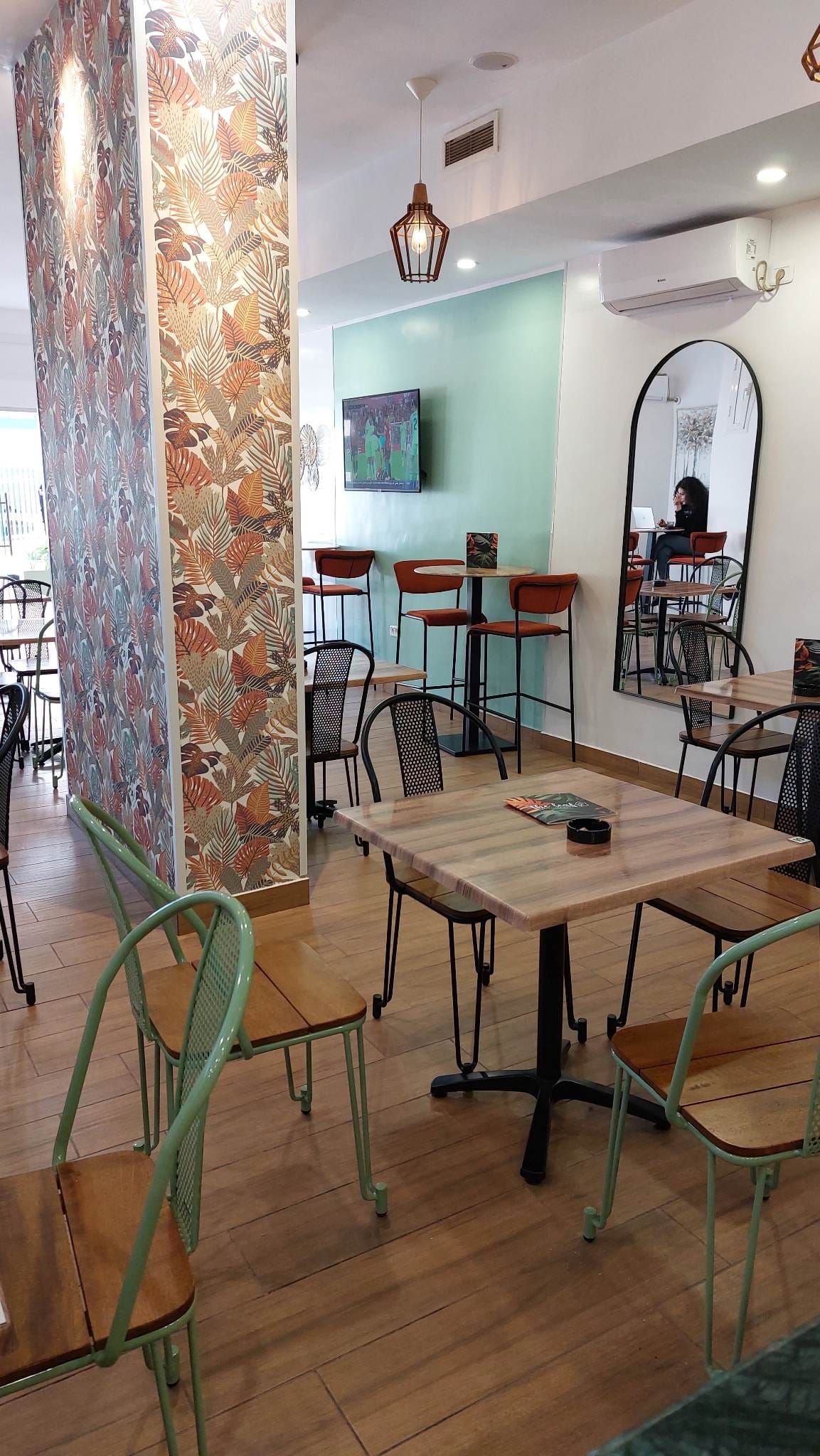 THE LEAF coffe & food -ENNASER